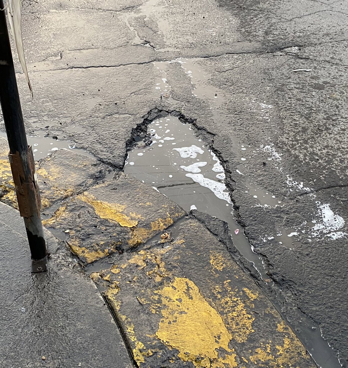 FranciCorderoo's tweet photo. Se pide apoyo para la reparación de un bache en bosques cedros en la calle de bosques de brasil a la altura de la 4ta cerrada. 
#DenunciaCiudadana @vecinoheroes @TecamacMex @vecinoheroes https://t.co/Hqb3gCvaOt