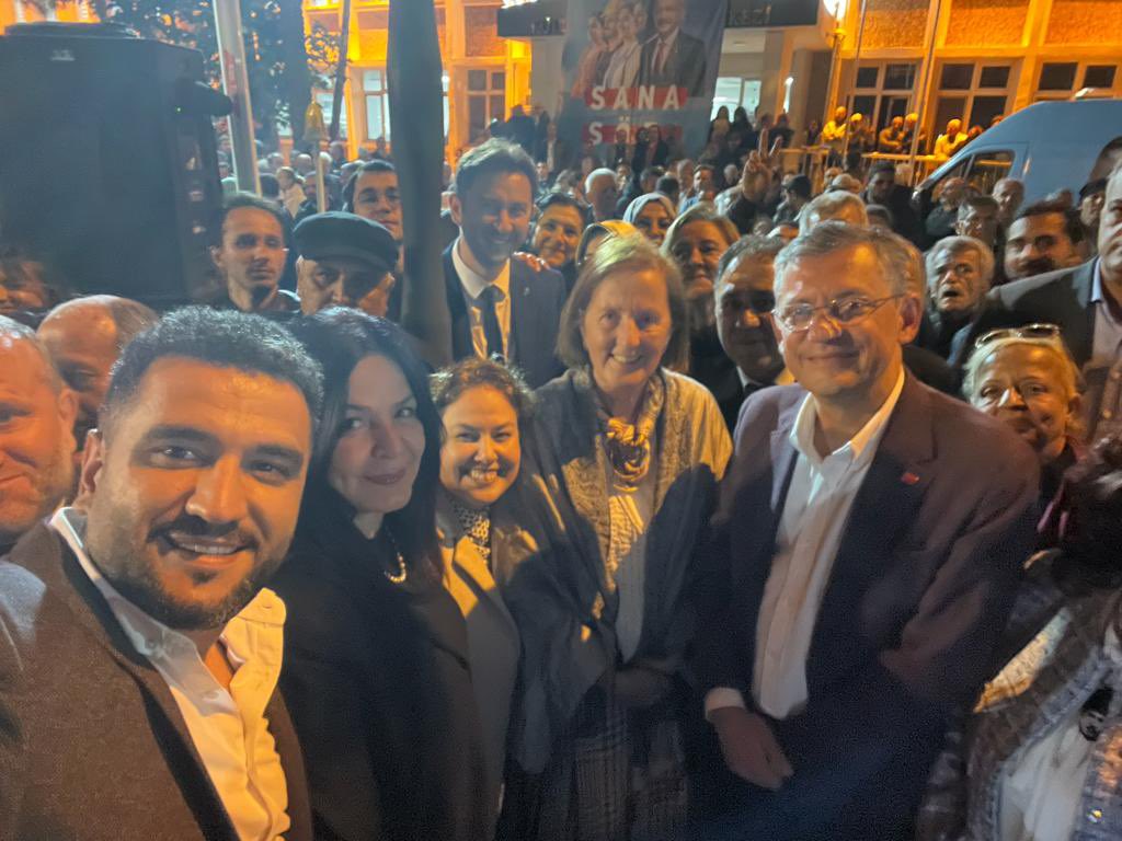 Genel Başkan Yardımcımız Sn. Selma Aliye Kavaf, CHP Manisa Milletvekili  <a href="/eczozgurozel/">Özgür Özel</a> ve <a href="/AVBakirlioglu/">Ahmet Vehbi BAKIRLIOĞLU</a> Akhisar’da vatandaşlarımıza seslendi. 

14 Mayısta bahar gelecek.

#haydikazanalım #Akhisar #manisa