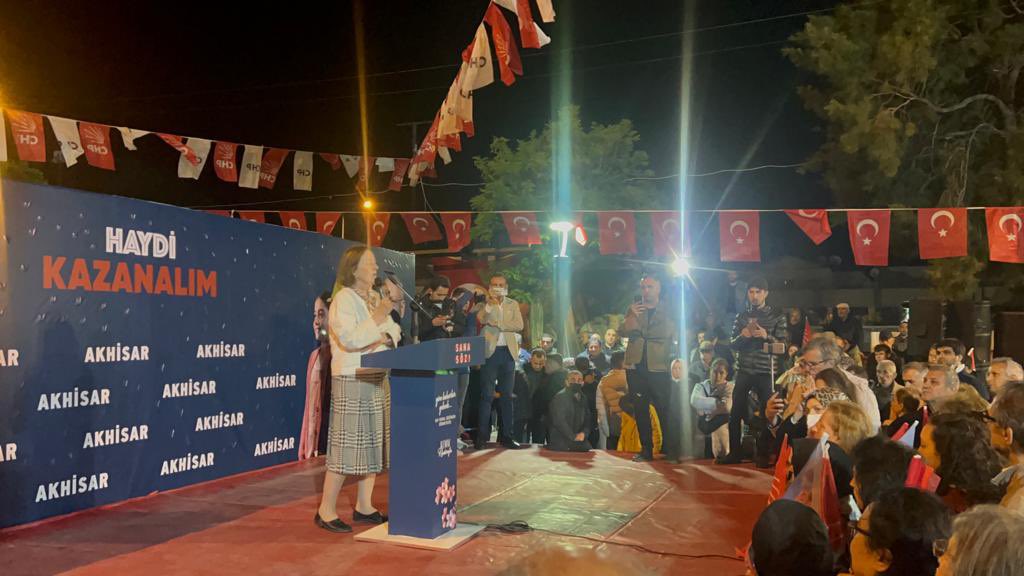 SelmaKavaf's tweet photo. Genel Başkan Yardımcımız Sn. Selma Aliye Kavaf, CHP Manisa Milletvekili  @eczozgurozel ve @AVBakirlioglu Akhisar’da vatandaşlarımıza seslendi. 

14 Mayısta bahar gelecek.

#haydikazanalım #Akhisar #manisa https://t.co/VaBdEN8v1B