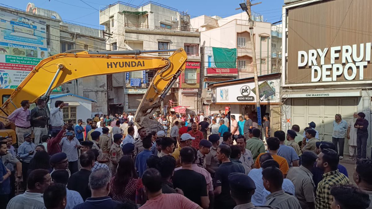 Productivejobs's tweet image. #Dahod smart city #demolitionwork
I hope they develop the city in the same speed &amp;amp; with the same dedication they are showing to demolish the structure! 
Early morning demolition 
#dahodsmartcity #dahodstationroad