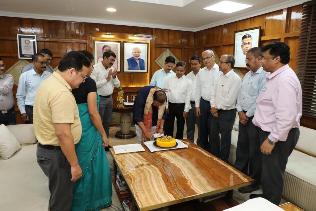 samirsinha69's tweet photo. The last two years has been the most inspiring and impactful for all of us at the CMO. 

Under the leadership of our dynamic HCM, there has been a large scale transformation in infrastructure, governance &amp; citizen centric efforts. 

We celebrated this milestone today https://t.co/NjbW6HFS9Z