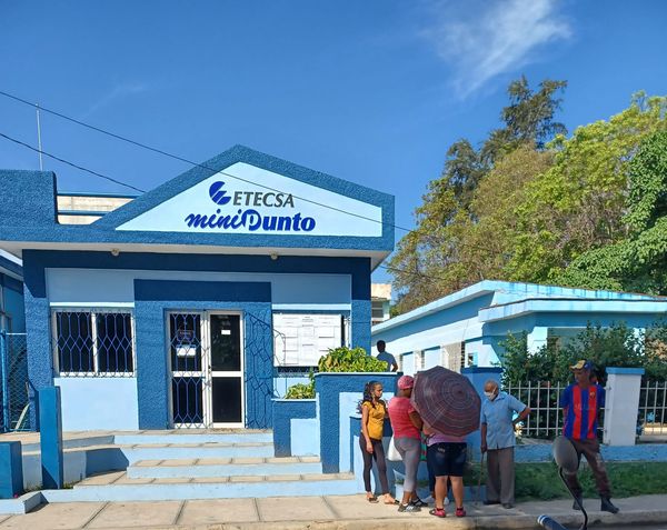 ETECSAGranma's tweet photo. Inició la contratación de los nuevos servicios de telefonía fija de reparto La Unión, en #Bayamo #ProvinciaGranma #PorGranmaLoMejor https://t.co/mpT3HuFxYE
