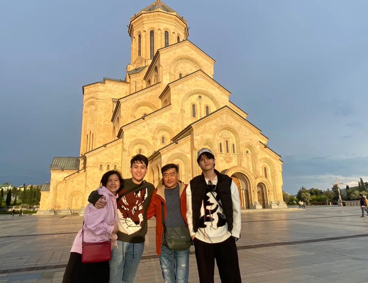SWongraveeBR's tweet photo. 📸 110523 — Família Nateetorn Unida! 👨‍👩‍👦‍👦💙

#skywongravee https://t.co/tjpASY50NV