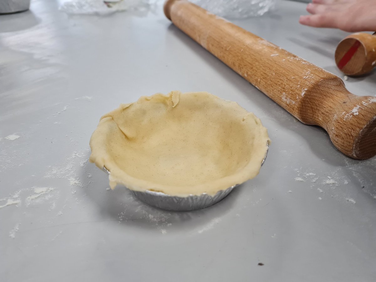 MrsJamesKitchen's tweet photo. Amazing work from 2 members of 8A @Whitefield_NW2  rolling &amp; lining a pie tin in 4 minutes ready for #blindbaking #nosoggybottoms only the 2nd time practising the skill &amp; amazing #lattice work -new skill #retrievalpractise https://t.co/M5ARxibSiS