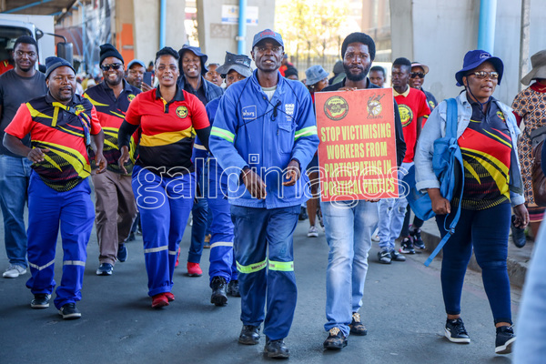 Gallo_Editorial's tweet image. 🗞️ SAMWU Marches to Gauteng Premier's Office Over Outsourcing of Municipal Services.

👉 bit.ly/3I2DJxh

🗣️ @SAMWUnion @SAMWU_Online @GautengProvince #SAMWU #Gauteng #PremiersOffice 

📷 @Gallo_Editorial / OJ Koloti