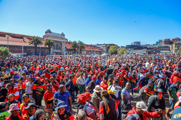 Gallo_Editorial's tweet image. 🗞️ SAMWU Marches to Gauteng Premier's Office Over Outsourcing of Municipal Services.

👉 bit.ly/3I2DJxh

🗣️ @SAMWUnion @SAMWU_Online @GautengProvince #SAMWU #Gauteng #PremiersOffice 

📷 @Gallo_Editorial / OJ Koloti