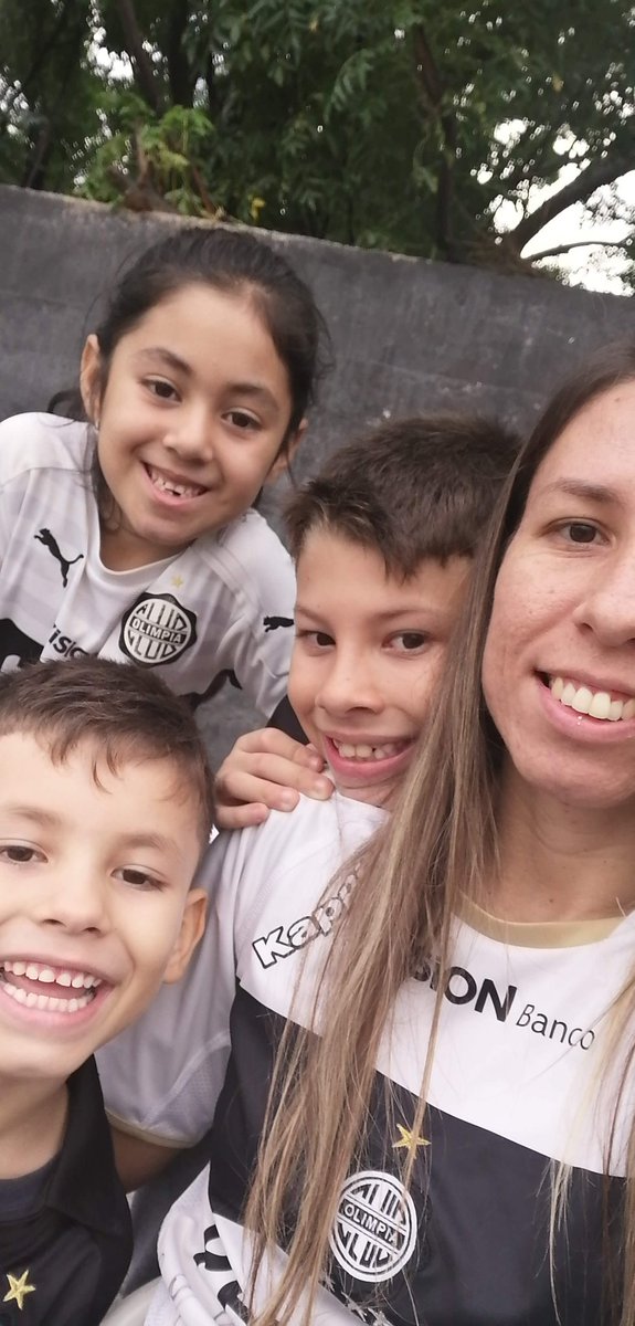 silruiz855's tweet photo. @VisionBanco Mis hijos no tienen redes, pero me autopostulo por que me recontra merezco este premio. Con calor, lluvia, frío, como sea y donde sea contigo franjeado de la cuna al cajón  ❤️⚪️⚫️⚪️❤️  #Olimpia #OlimpiaMiOrgullo #visionbanco #franjeado https://t.co/bdBfkcllN9