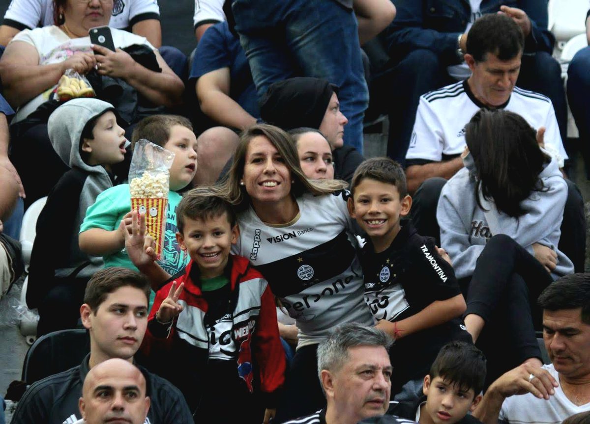silruiz855's tweet photo. @VisionBanco Mis hijos no tienen redes, pero me autopostulo por que me recontra merezco este premio. Con calor, lluvia, frío, como sea y donde sea contigo franjeado de la cuna al cajón  ❤️⚪️⚫️⚪️❤️  #Olimpia #OlimpiaMiOrgullo #visionbanco #franjeado https://t.co/bdBfkcllN9
