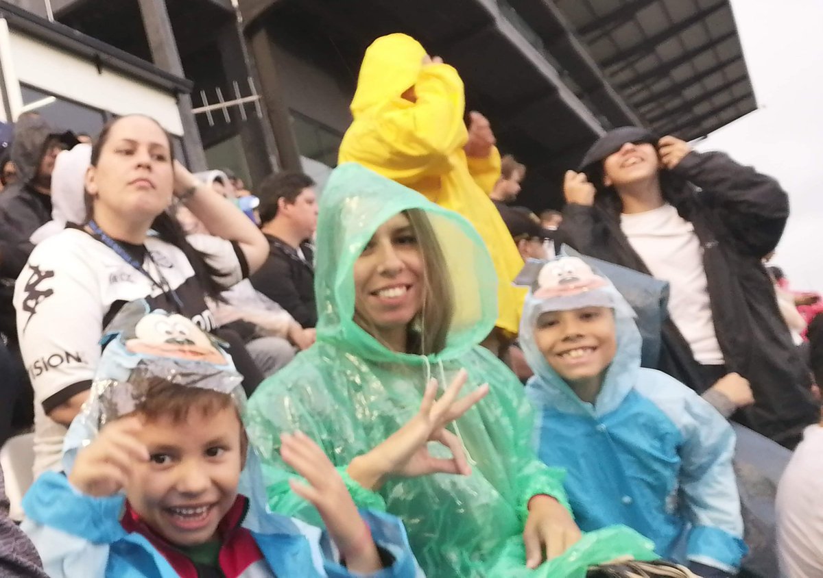 silruiz855's tweet photo. @VisionBanco Mis hijos no tienen redes, pero me autopostulo por que me recontra merezco este premio. Con calor, lluvia, frío, como sea y donde sea contigo franjeado de la cuna al cajón  ❤️⚪️⚫️⚪️❤️  #Olimpia #OlimpiaMiOrgullo #visionbanco #franjeado https://t.co/bdBfkcllN9