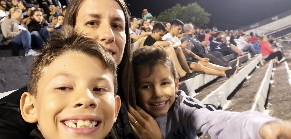 silruiz855's tweet photo. @VisionBanco Mis hijos no tienen redes, pero me autopostulo por que me recontra merezco este premio. Con calor, lluvia, frío, como sea y donde sea contigo franjeado de la cuna al cajón  ❤️⚪️⚫️⚪️❤️  #Olimpia #OlimpiaMiOrgullo #visionbanco #franjeado https://t.co/bdBfkcllN9