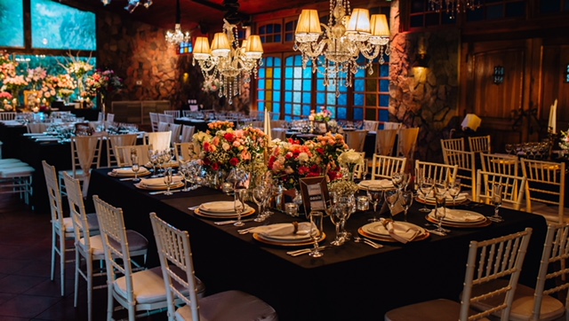 ¡Hola! No lo dudes más y elige la mantelería negra para tu boda en Casona San Jose. ¡Te garantizamos una decoración elegante, sofisticada y con un toque de distinción!