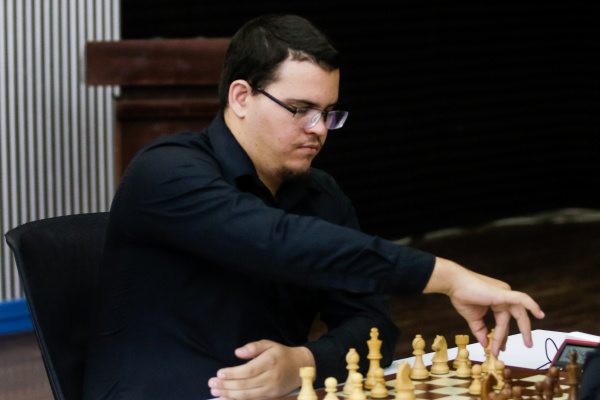 CanalCaribeCuba's tweet photo. #VivaCuba🇨🇺
Dos partidas claves para sus aspiraciones de entrar entre los premiados tendrá Luis Ernesto Quesada, único entre los cubanos con chances de acceder al podio en el grupo Élite del torneo internacional de ajedrez #CapablancaInMemoriam🇨🇺.👉https://t.co/1N0ypZ7vxu https://t.co/Abv7lTaXHj