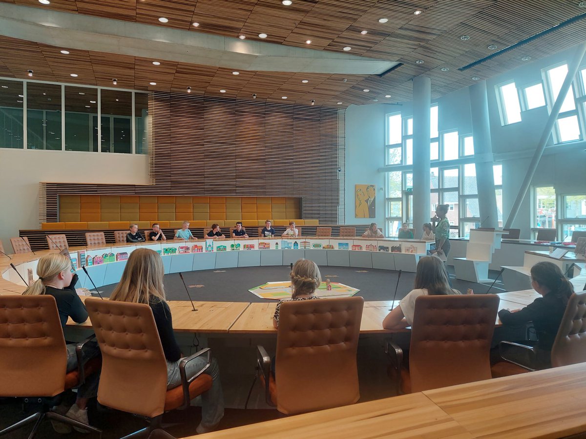 Groep 8 van de Langewieke uit Dedemsvaart kwam vorige week bij ons langs voor het Democracityspel. Mooi om te zien dat de leerlingen serieus aan de slag gingen met het bouwen van hun eigen stad.
#raadhbg #hardenberg