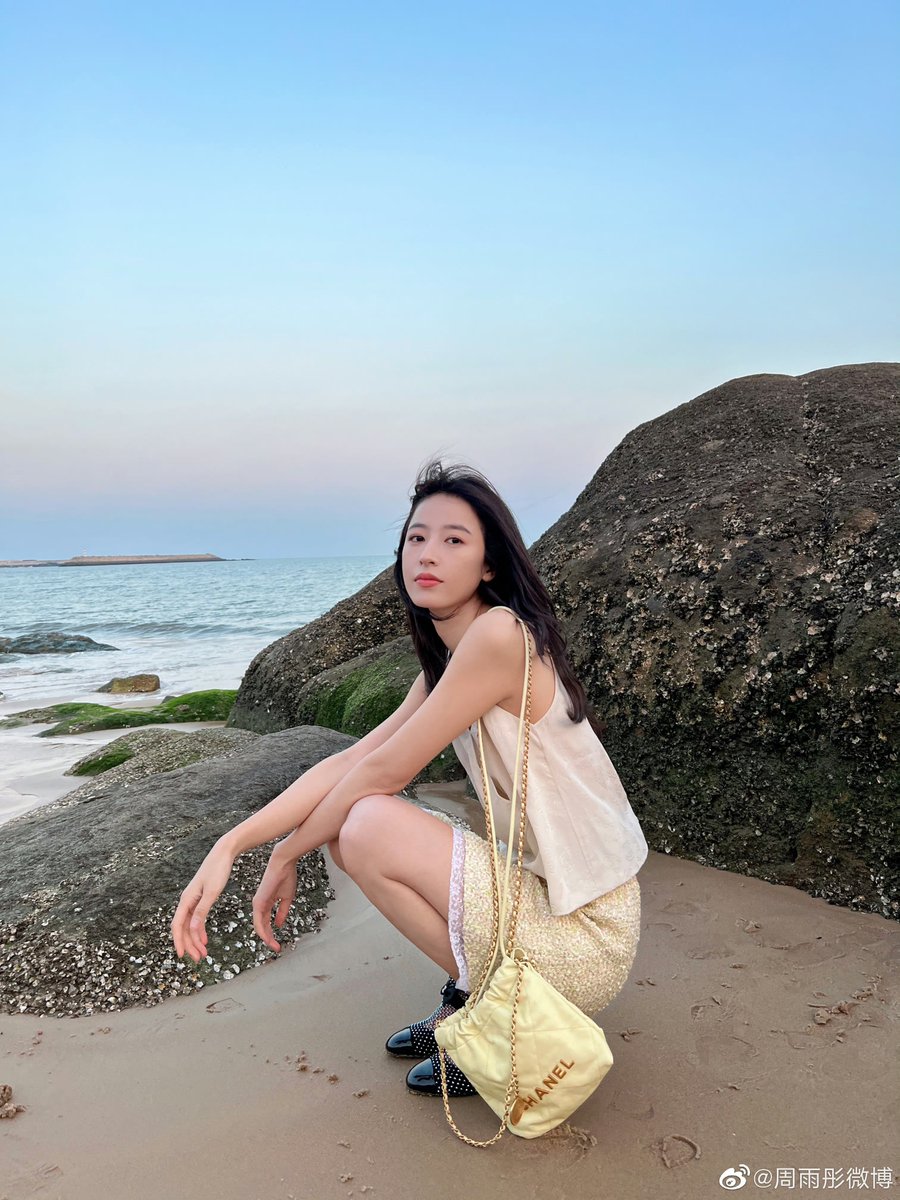 🌼📸 230511 Weibo update —

“💙 The breeze and the sunset by the beach greeted each other~ Even my heart wants to vacation far away”

1/3 #ZhouYutong #周雨彤