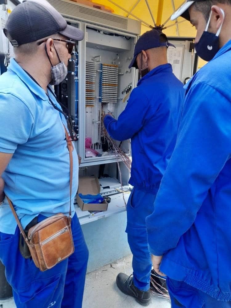 ETECSAGranma's tweet photo. Equipo ETECSA en labores de telecomunicaciones en la planta exterior  #ProvinciaGranma https://t.co/M1osSHlikE