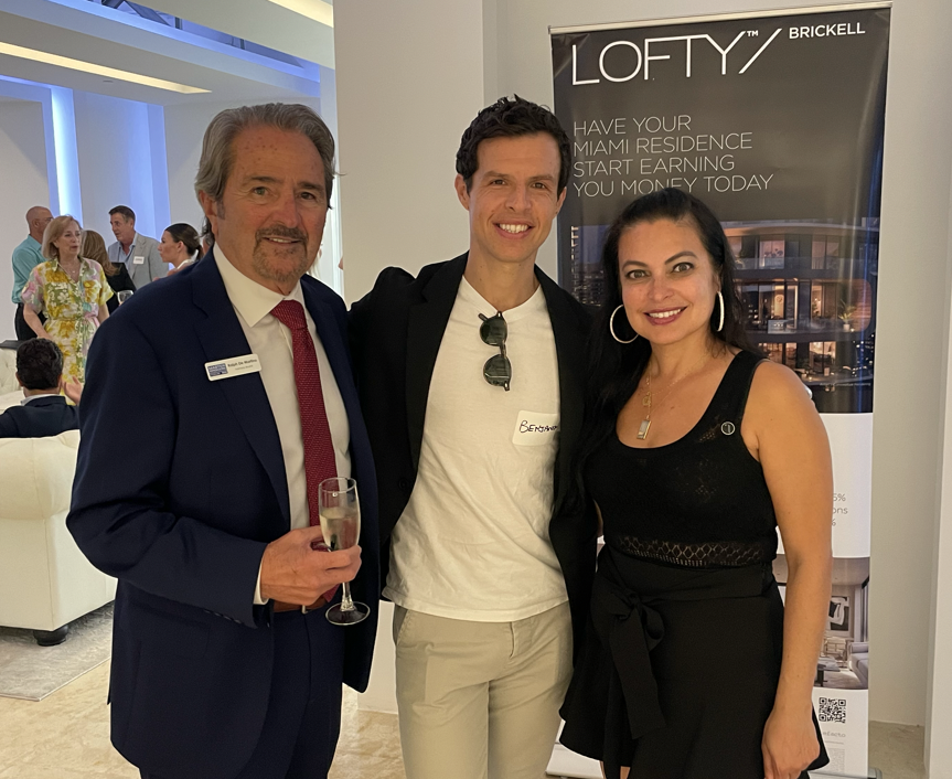 MasterBrokers's tweet photo. Scenes from a FANTASTIC @MasterBrokers Forum New Member Reception, hosted by Lofty Brickell at @YupixMeta! New and future members mingled with current Master Brokers to learn about our organization and experience immersive "meta-reality" tours of this special project. https://t.co/lCu3BLbPVy