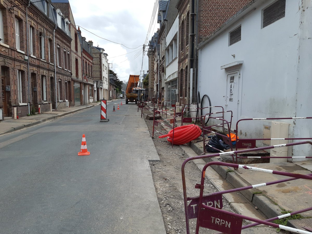 1/2🚧Ce matin <a href="/enedis/">Enedis</a> #seinemaritime a convié les élus locaux à la visite du chantier de renouvellement et enfouissement du réseau BT (230/400 volts) à #fécamp . Un investissement de 100 000 € pour sécuriser et améliorer la performance du réseau de distribution d'#électricité.