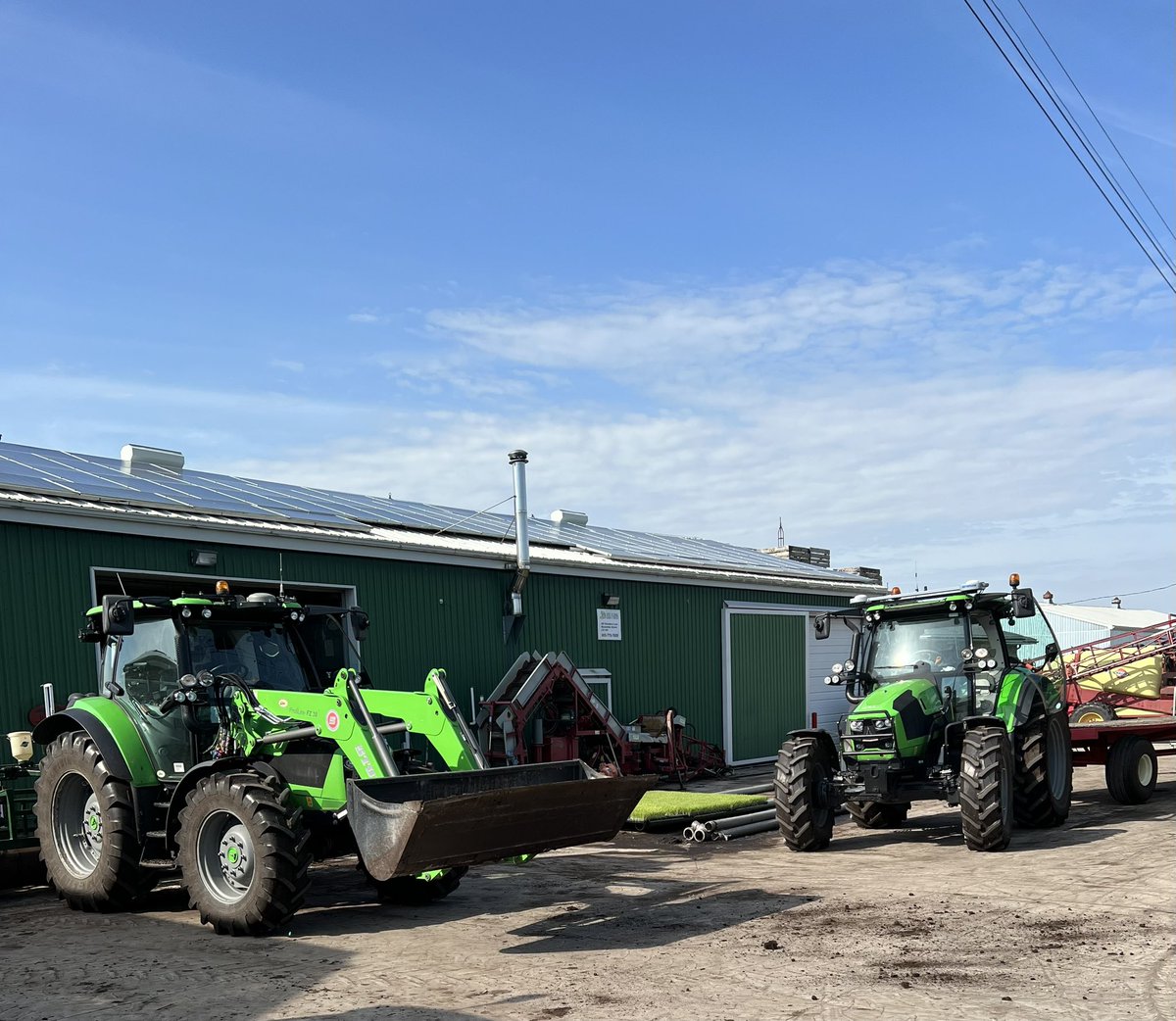 Another busy #plant23 morning at #EekFarms with 2 tractor trailers lined up to be unloaded #onion transplants and re-loaded with empty racks #OntAg #CdnAg #AgricultureMatters #feedingpeoplematters #AgBusiness #SpecialtyCropArea #HollandMarsh #KingTownship #YorkRegion #DeutzFahr