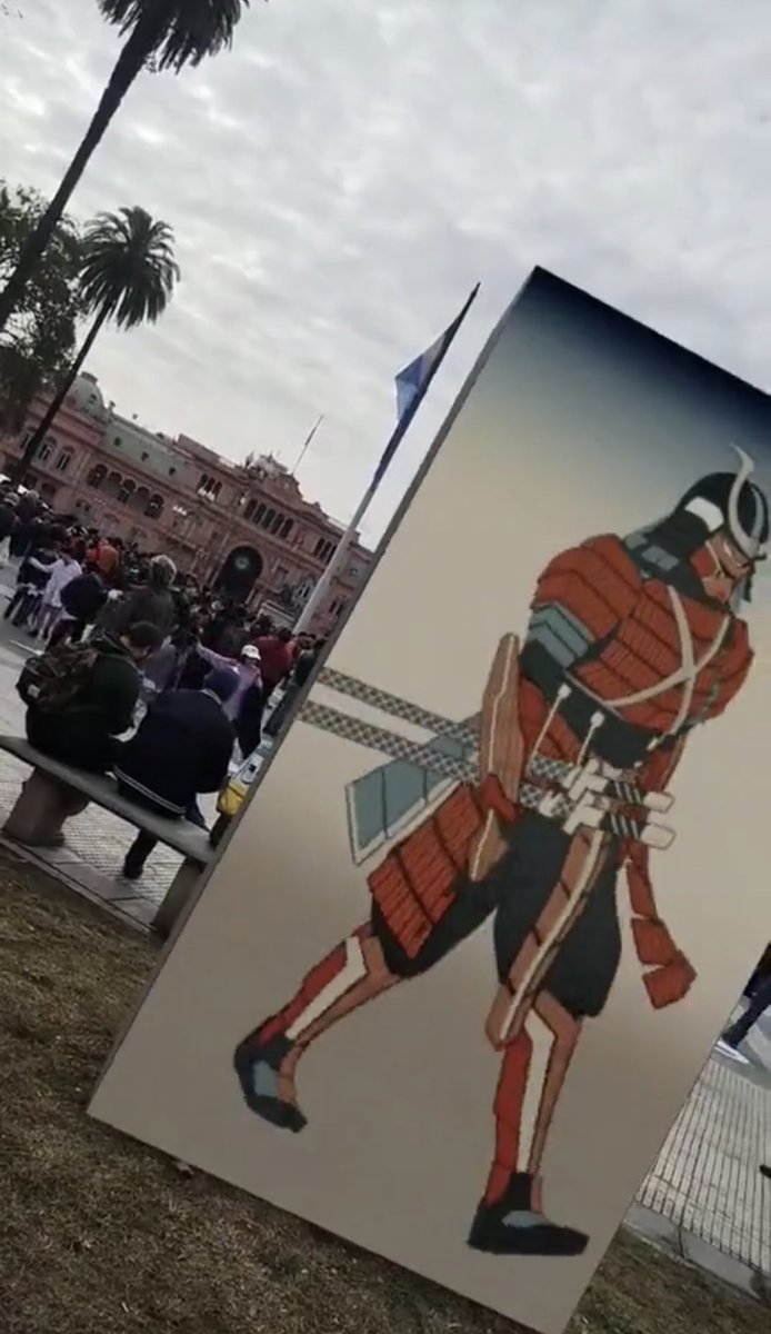 leogalvan86's tweet photo. Me gusta que @daftpunk junto 300 gordos en plaza de mayo para un gif que no sabiamos encontrar.
Una lastima que no aprovecharon las campanas del cabildo.
Fue el “agarralapalooza” del año jajaj.
Pero en el camino hicimos amigos #daftpunk https://t.co/1FHYiRoHI6