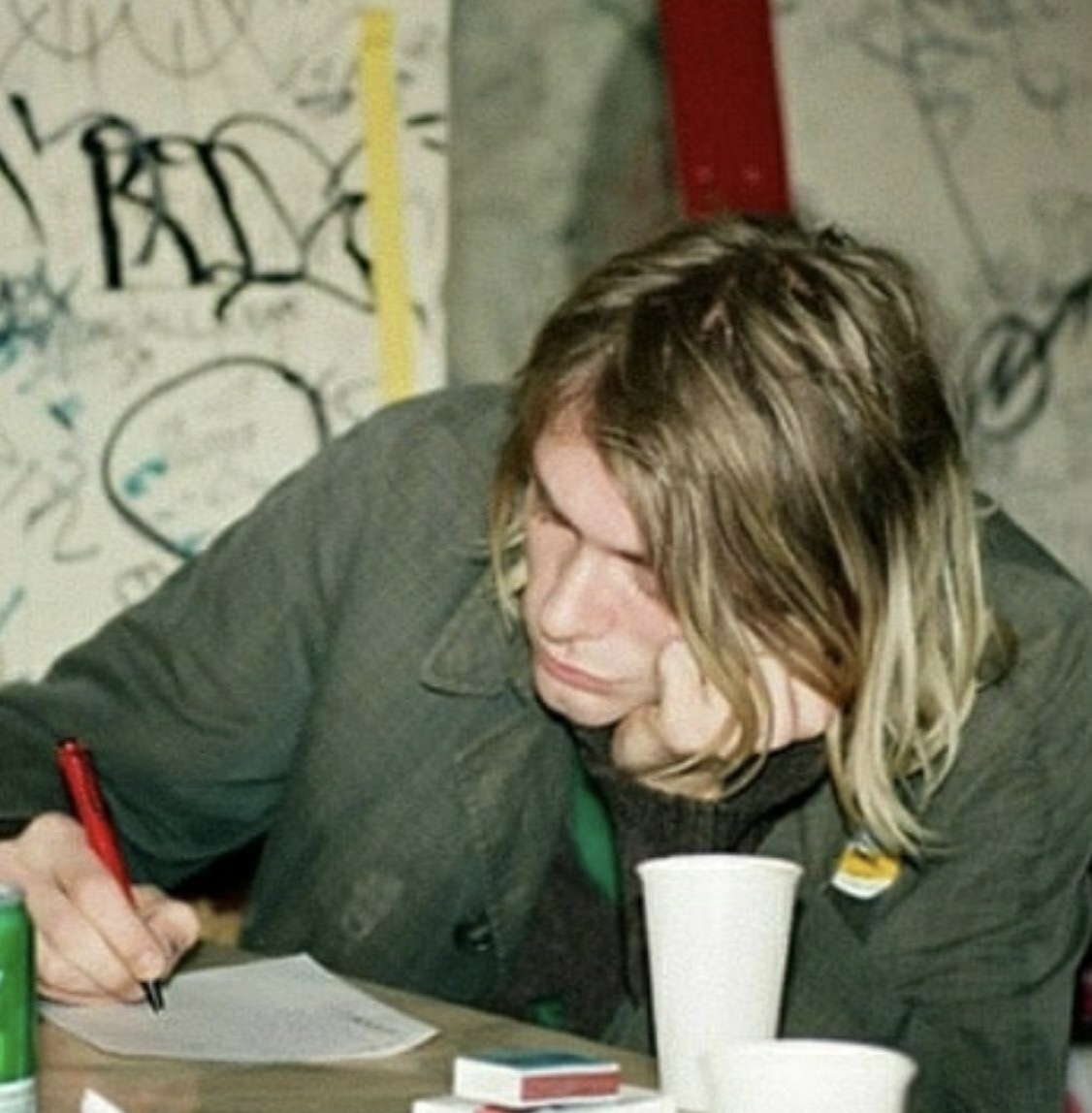 UMArgentina's tweet photo. -ON A PLAIN-
Es el track numero 11 del disco “Nevermind” de Nirvana.
Fue una de las últimas que grabó la banda para este album y Kurt Cobain tardó unos minutos en escribir la letra a pesar de que tenía unos bocetos anteriores.
#Nirvana
#OnAPlain
#Nevermind https://t.co/eLV833bibO