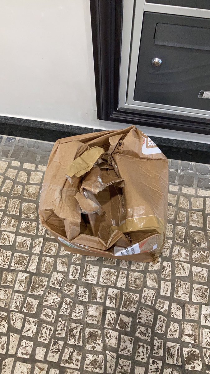 mouette360's tweet photo. @lisalaposte dites un colis éventré mis en force dans la boîte et avec un des éléments à part sans que le postier n’ait daigné sonner alors que j’étais présente c’est la définition de la qualité de vos services ? https://t.co/DnfJudnz7h