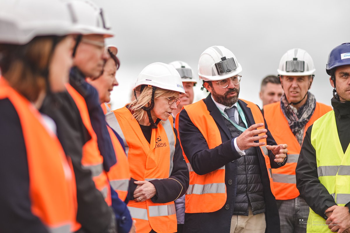 Prefet56's tweet photo. Energies renouvelables |⚡️
Les panneaux photovoltaïques de la centrale @ENGIEgroup de Gueltas visitée ce matin par @AgnesRunacher, ministre de la Transition énergétique, permettront d’alimenter 3 000 foyers en électricité. https://t.co/357USw4x3s