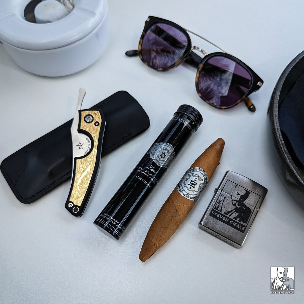 iamStevenCigale's tweet photo. With its unique shapes, the Zino Platinum Crown Chubby uses tobacco from four different countries to make a beautifully complex cigar. Tobacco from the Dominican Republic and Peru, Connecticut tobacco and Connecticut seeds grown in Ecuador are the compon… https://t.co/3VFHduqVNK https://t.co/cM23WZZyUa