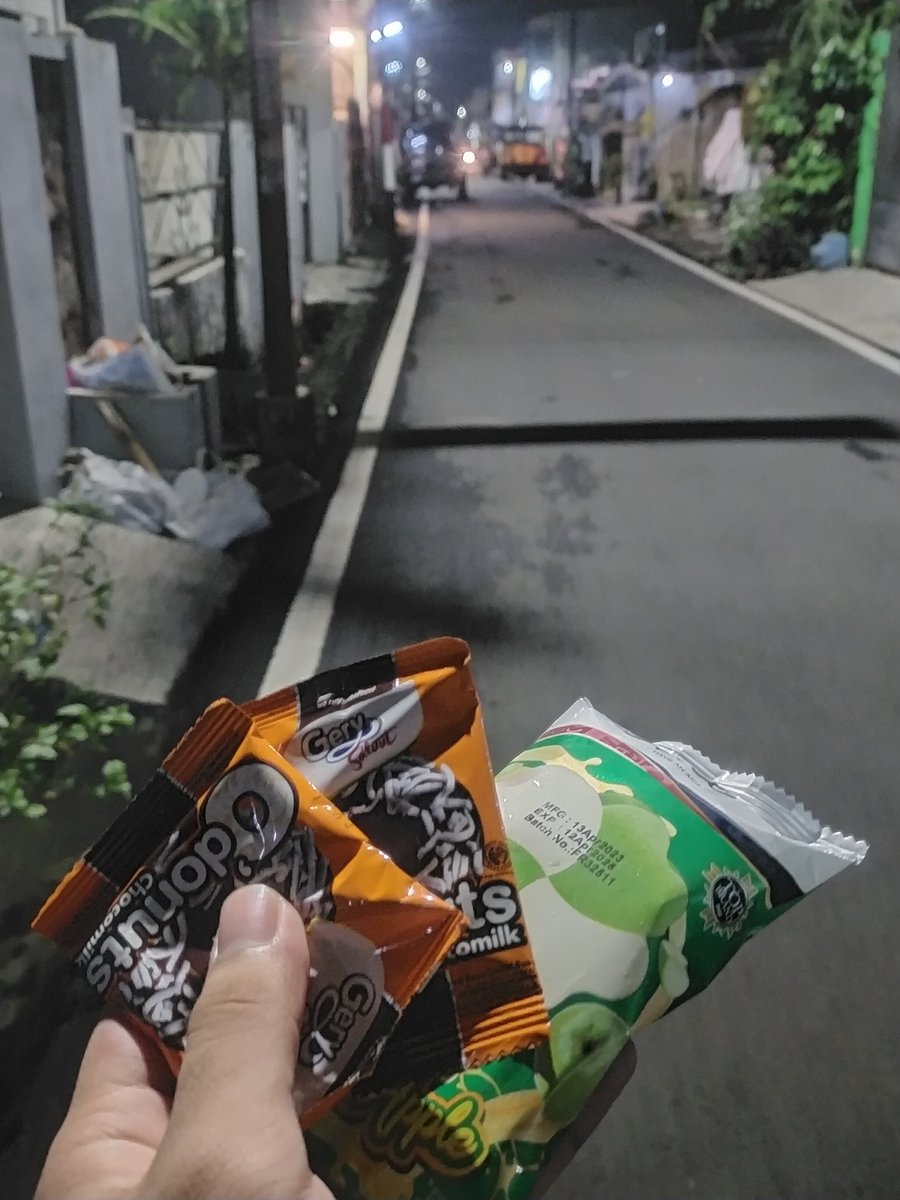 fikrilawas's tweet photo. Bu lekkkk.... tumbas jajan 😋
Asline onok 1 maneh jajane gery meses tapi wes tak emplok, sayang permen kacamatae entek

Ngene tok ae wes nyenengke atiku rek, uklam ngomah dengan riang gembira. Marem. https://t.co/IXtpdclSOY
