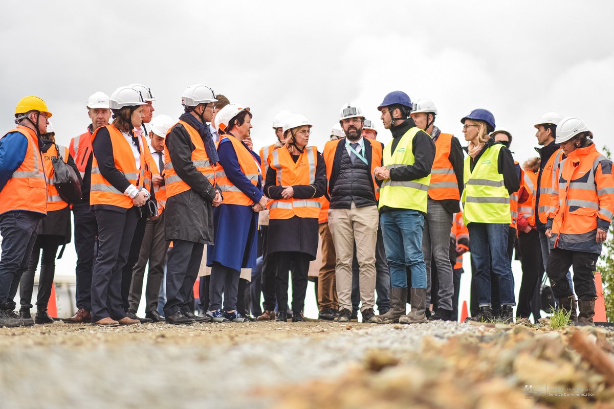 Prefet56's tweet photo. Energies renouvelables |⚡️
Les panneaux photovoltaïques de la centrale @ENGIEgroup de Gueltas visitée ce matin par @AgnesRunacher, ministre de la Transition énergétique, permettront d’alimenter 3 000 foyers en électricité. https://t.co/357USw4x3s