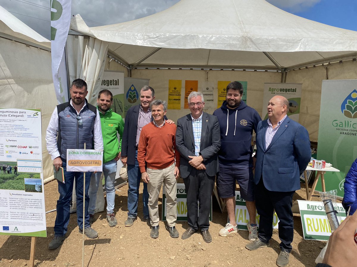 SolisMIgnacio's tweet photo. Hemos tenido el honor de recibir a los responsables de algunas de las principales cooperativas cerealista de Aragón y a su Consejero de Agricultura. 
@red_arax 
@AgrovegetalSA https://t.co/5WbWxnRcEE