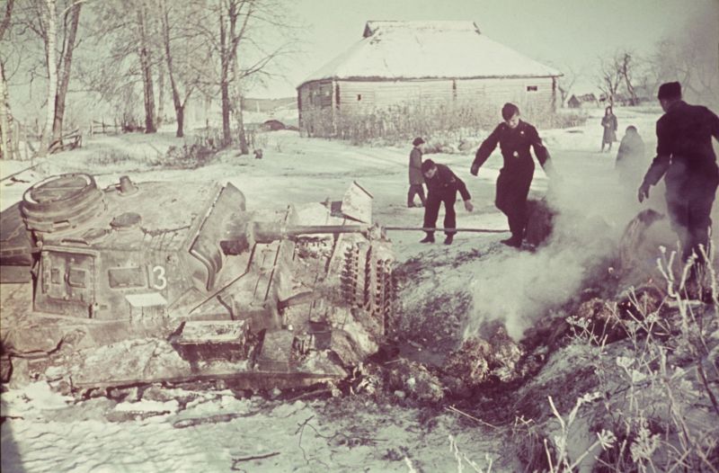 Танкисты вытаскивают застрявший танк Pz.Kpfw. III 11-й танковой дивизии вермахта во время наступления на Москву. Предположительно, снимок сделан в деревне Матрёнино под Волоколамском. Время съемки: ноябрь-декабрь 1941 год