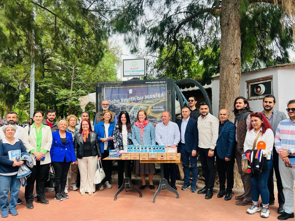 MeltemGurler's tweet photo. Bugün günlerden #Manisa 💧
Sevgili bakanımız, vekilimiz Selma Aliye Kavaf @adaykavaf ve İl başkanımız sevgili @CTuncdirek le beraber sahadayız.
Manisa teşkilatımız harika🧿

#BirlikteKazanacağız 
@AydininDevasi https://t.co/kTukAczrAk