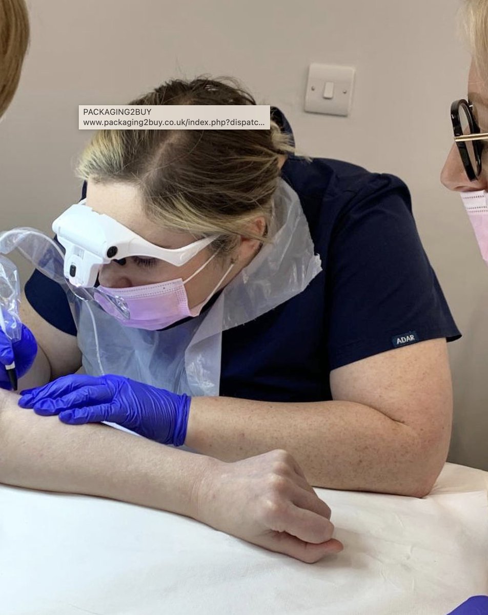 skintraining's tweet photo. VTCT level 4 blemish removal in action 🥽 📸

💙2 day intensive course spread over 6 weeks
💙Learn all things skin tags, spider veins, milia removal &amp; more
💙Advanced but non invasive
💙Fully accredited and recognised VTCT qualification https://t.co/5BgTBILfN3
