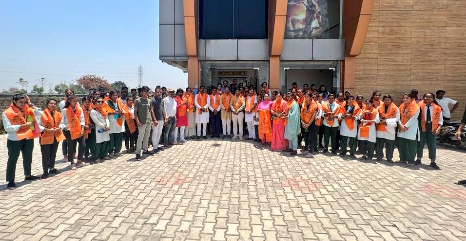 भारतीय जनता पार्टी के जिला अध्यक्ष श्री सतीश शर्मा जी की प्रेरणा से भारतीय जनता युवा मोर्चा के जिला अध्यक्ष सौभाग्य केसरी ने सतना महापौर श्री योगेश ताम्रकार जी महिला मोर्चा जिला अध्यक्ष श्रीमती सीमा यादव जी की उपस्थिति में आज सतना की स्कूल कॉलेज में पढ़ने वाली बहनों को