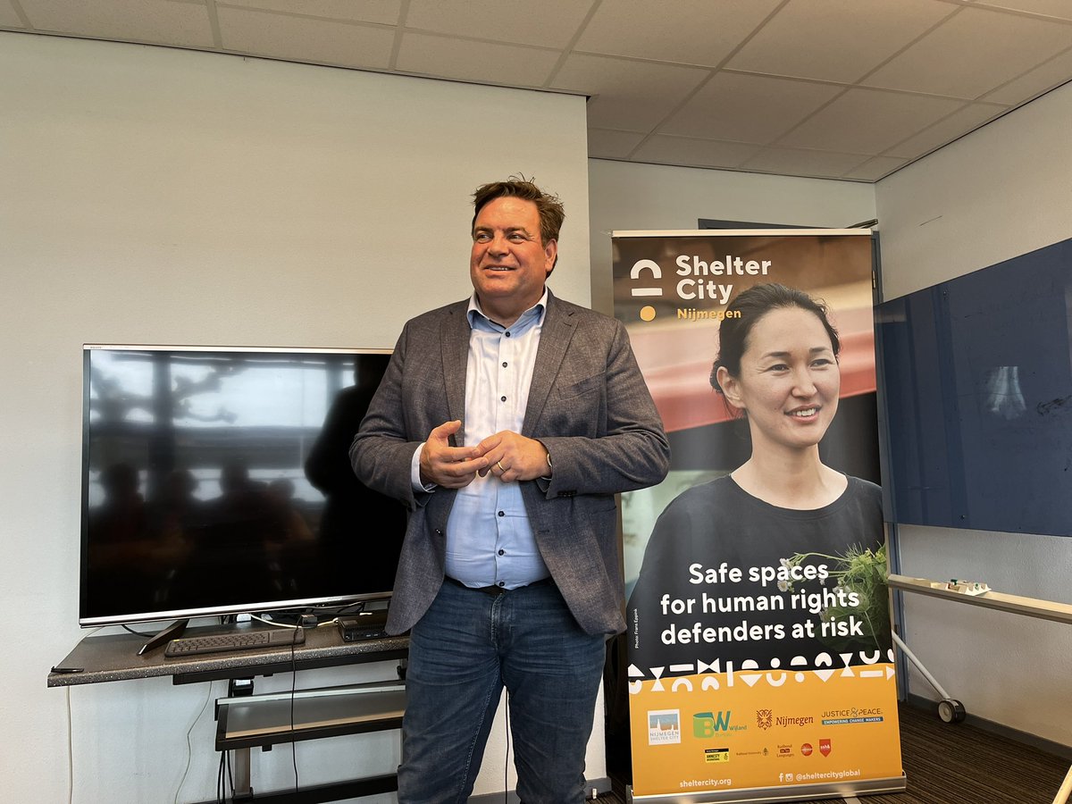 Vanmiddag verzorgde onze 16de gast van #ShelterCityNijmegen Mamikon een inspirerende lezing voor de medewerkers van Driestroom.
<a href="/Driestroom/">Driestroom</a> draagt mensenrechtenactivisten een warm hart toe en is een belangrijke partner van Shelter City.
@mmkarmenia <a href="/bureauwijland/">WIJLAND</a> @Justice_PeaceNL