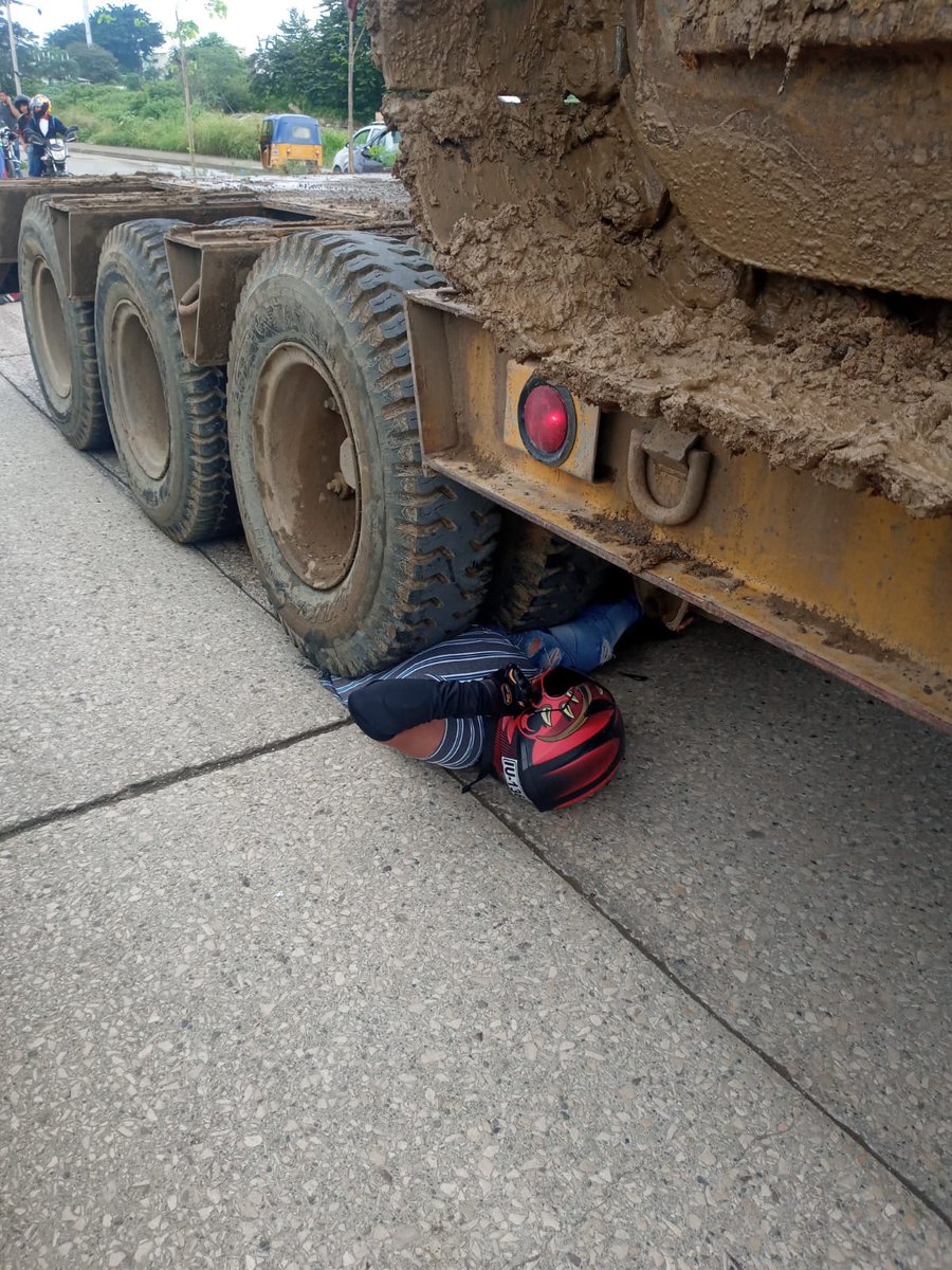 EmergenciasEc's tweet photo. Alarma de rescate! A la altura de la entrada de la brama,  Se reporta un motorizado atrapado bajo las llantas de un cabezal! https://t.co/9ifFQqaWkb
