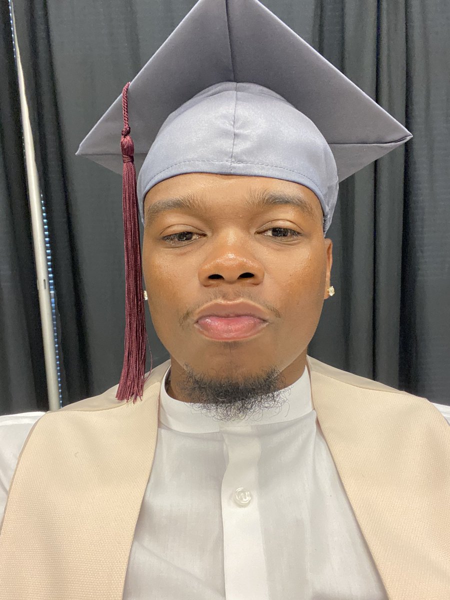 YunglordKari's tweet photo. Done schooling niggas 
Now it’s time to throw them tassel caps https://t.co/ifJIy0nqEt