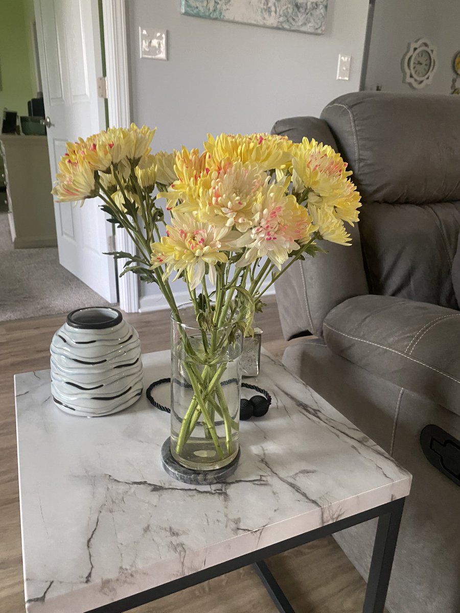 desireejaynes's tweet photo. Every woman loves flowers for her special person…but just because flowers are the best!  Thanks @JaynesMar  for making me feel special just because 😘❤️ https://t.co/JIezrwhQ2w