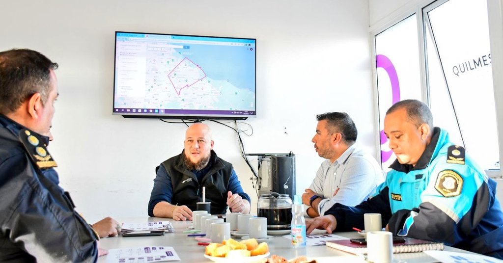 gaspodestefano's tweet photo. 🤝👮♂️ Mantuvimos una reunión de trabajo con la Jefatura de la Estación de Policía Departamental, luego del arribo de los 300 nuevos efectivos de la Policía Bonaerense, para coordinar los lineamientos del Comando Conjunto de Prevención Quilmes #CCPQ
➕ SEGURIDAD
#SomosQuilmes 💪 https://t.co/CQUv95WoHs