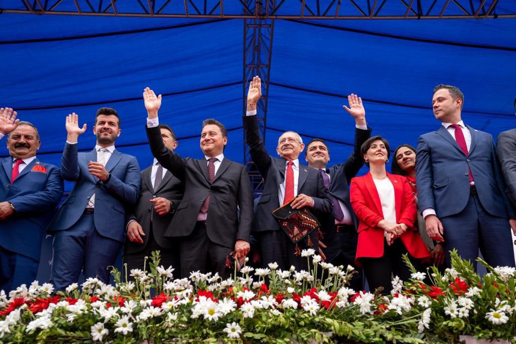 Cumhurbaşkanı adayımız <a href="/kilicdarogluk/">Kemal Kılıçdaroğlu</a> ile birlikte Nuri Demirağ’ın şehri Sivas’taydık.

Sivas coşkuyla, heyecanla pazar gününü bekliyor, baharı bekliyor.

Cumhuriyet Meydanı’nda bizlere eşlik eden herkese teşekkür ediyorum.