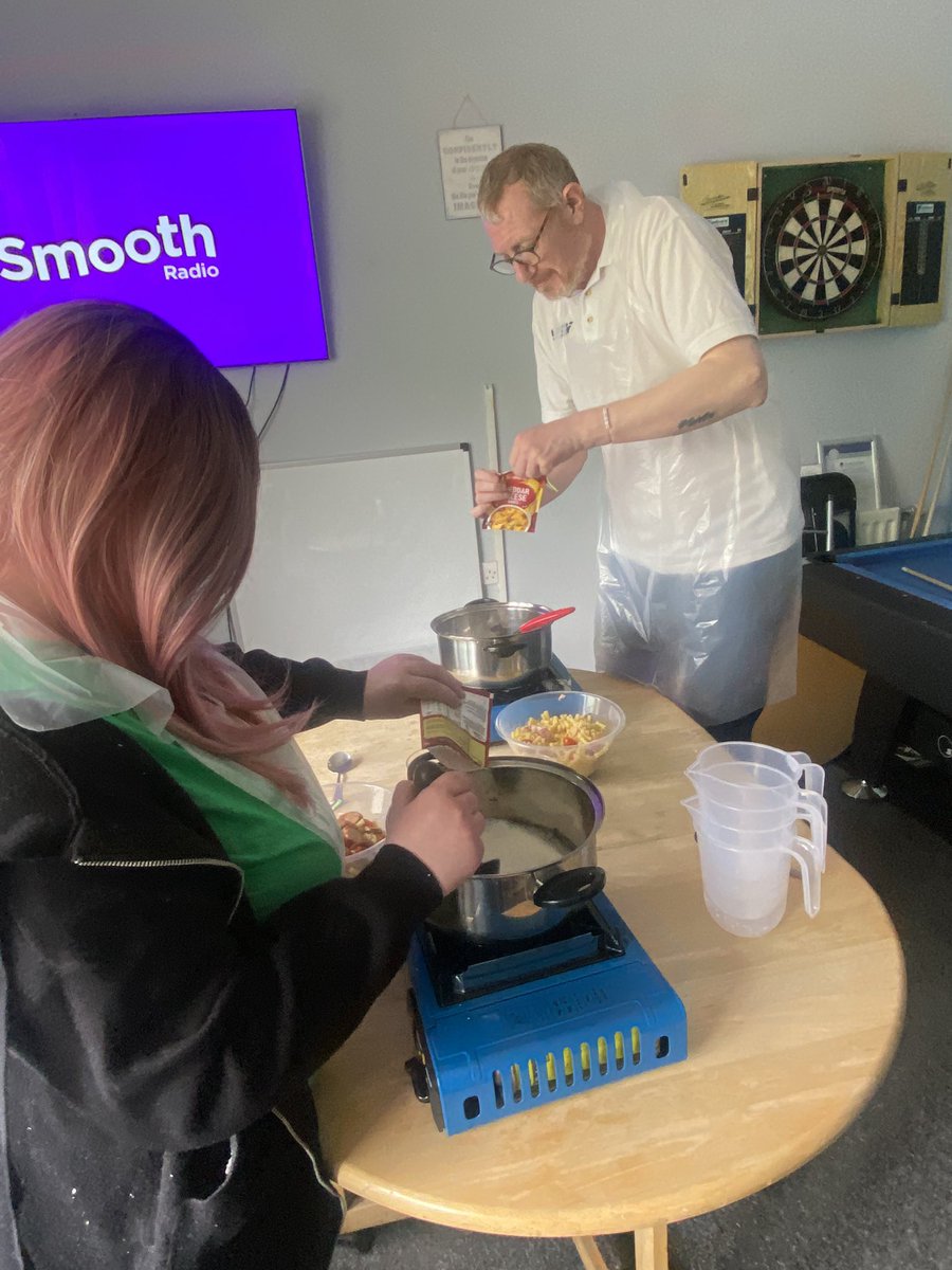 maryhillextra's tweet photo. Todays cooking group at @aspireincuk Garscube Road service, we made homemade mac n cheese, it tasted as good as it looks😋We had someone who couldnt have cheese and changed it up for a tomato pasta which just looked as good😍
#cookingonabudget #lifeskills #supportlocalcommunity https://t.co/8yoBwGmVJb