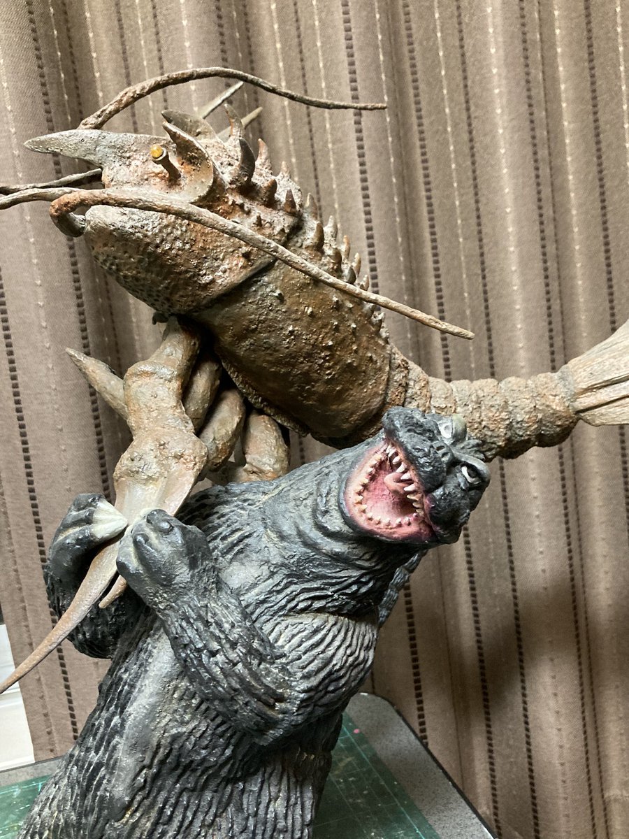 Q4Kl2's tweet photo. パラダイスのガレージキット南海の大決闘ゴジラ対エビラになります！
拘ったところはエビラを支えなしでゴジラに持たせ自立させたところです。ゴジラの下半身にキャストを入れて下半身を安定させてゴジラの足から手を通しエビラの身体まで3㎜のアルミパイプを通しました。
#あなたのソフビ紹介
#ゴジラ https://t.co/18oy9mRqz2