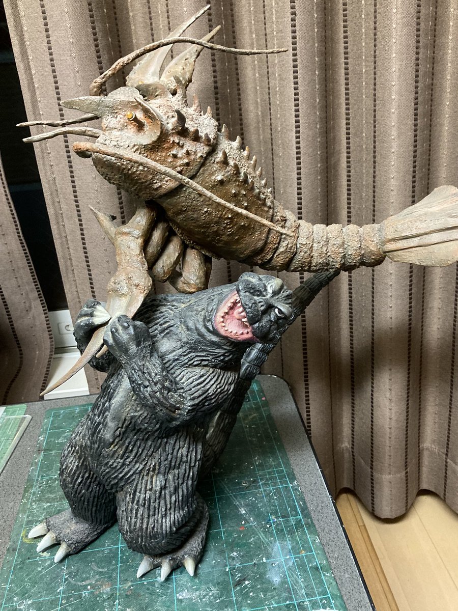 Q4Kl2's tweet photo. パラダイスのガレージキット南海の大決闘ゴジラ対エビラになります！
拘ったところはエビラを支えなしでゴジラに持たせ自立させたところです。ゴジラの下半身にキャストを入れて下半身を安定させてゴジラの足から手を通しエビラの身体まで3㎜のアルミパイプを通しました。
#あなたのソフビ紹介
#ゴジラ https://t.co/18oy9mRqz2