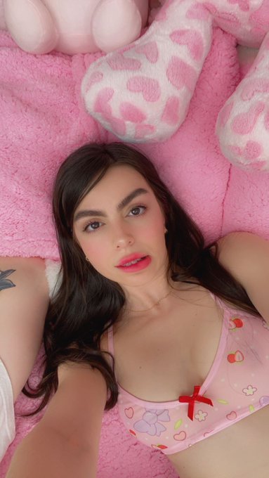 horny but i want him to initiate it so i'm tryina get his attention https://t.co/Q6NxOPxItm