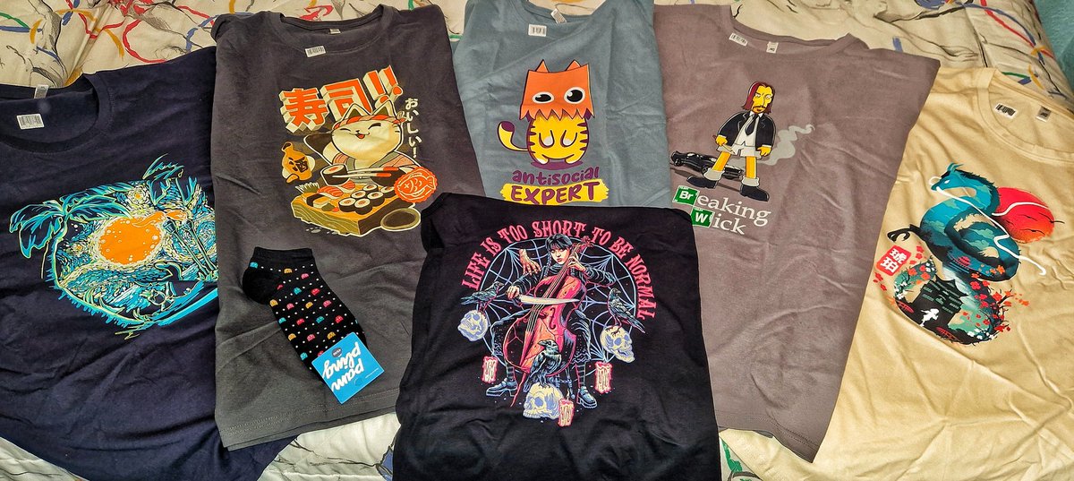 SapSignsD's tweet photo. He comprado de @PamplingNews  5 camisetazas y una para mi sobrinilla, encima con el codigo PERRUCHEROS de SrHachiko me regalaron unos calcetines to guapos.
Gracias @SrPerroMalvado https://t.co/SAcMvT5PgV