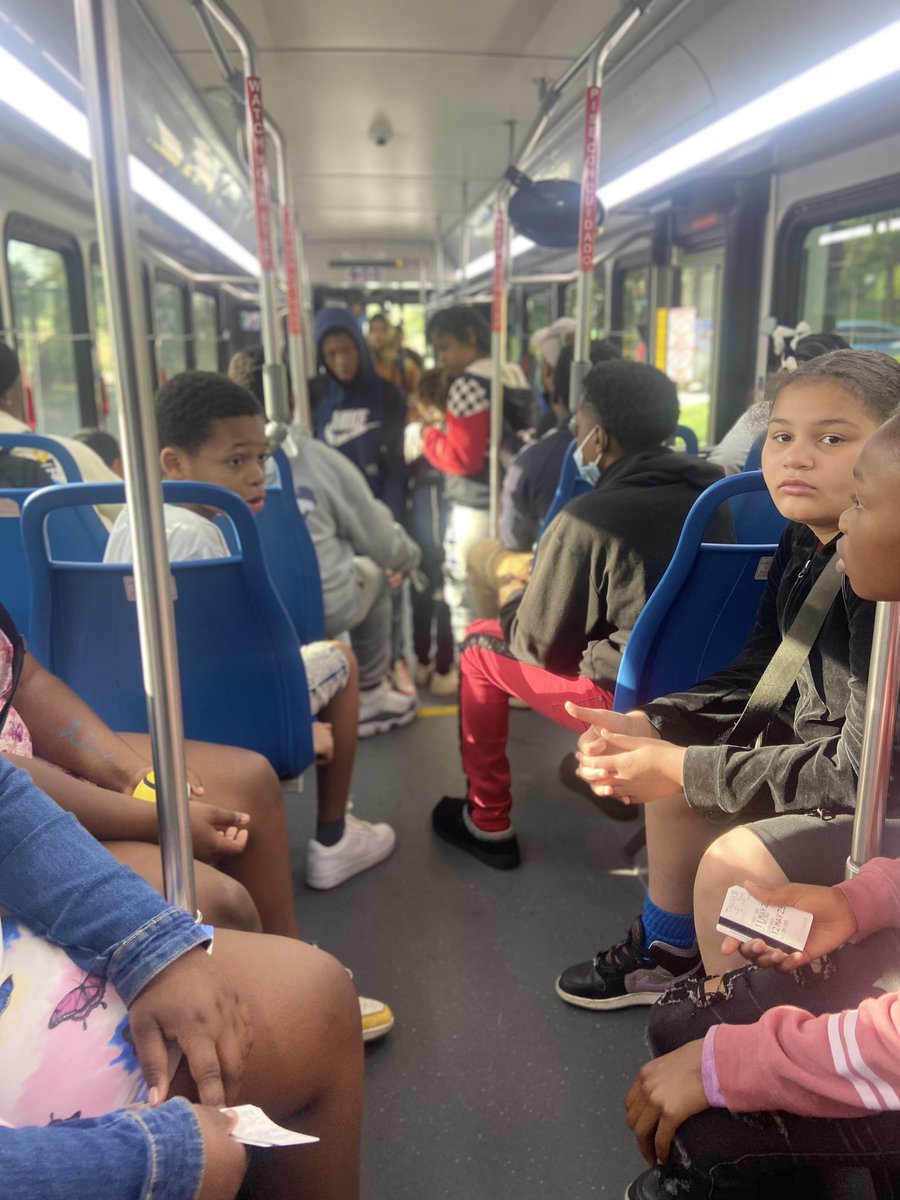 Taylorizlove's tweet photo. Where’s Principal Headen?? #rollingfieldtrip #exposuretosomethingdifferent #hangingwithmyloves #citytransitsystem #CincinnatiMetro #CincinnatibellConnector #teachingoutsidetheclassroom @IamCPS https://t.co/PqXsrf4X9G