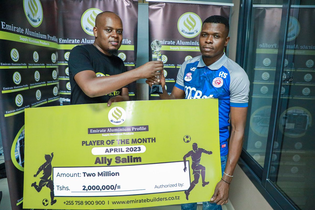 SimbaSCTanzania's tweet photo. 🏅 Ally Salim amekabidhiwa Tuzo ya Mchezaji Bora wa Mashabiki (Emirate Aluminium Profile Simba Fans Player of the Month) mwezi Aprili, 2023. #WenyeNchi #NguvuMoja https://t.co/uaAqHQK8g4