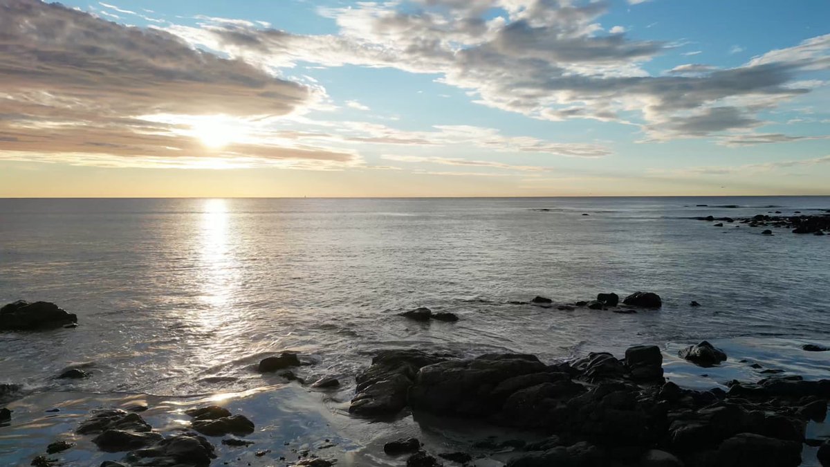 dronestock's tweet photo. Experience the breathtaking beauty of a sunset with our free stock drone video! Perfect for enhancing your video projects or presentations with stunning visuals. #drones #stockvideo #sunsetvibes Download here: https://t.co/MsndN1pdmB https://t.co/JeCsAmtydF
