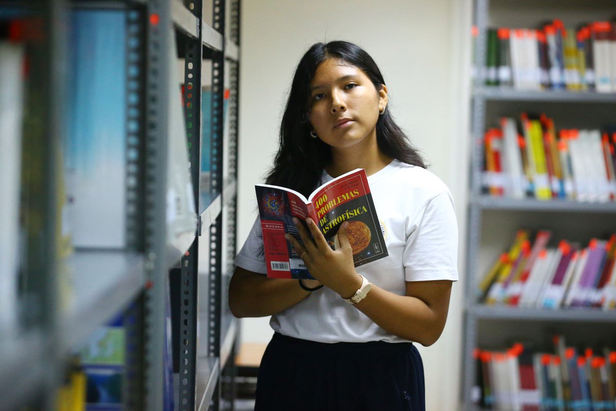 Agencia_Andina's tweet photo. 🚀Conoce a Yamila Rivas, la destacada estudiante del COAR Lima elegida para visitar la NASA 👉https://t.co/j9Zk3NFmNy

La quinceañera de Villa María del Triunfo viajará a fines de agosto al Centro Espacial Houston y será capacitada en ciencia espacial.

✍️Por @MaryoriePM https://t.co/Aw9zeTGiaR