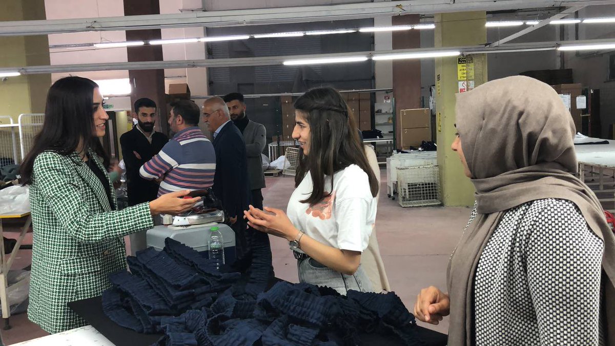 DemPartiTusba's tweet photo. #YeşilSolParti Van İl Eş Sözcümüz #GönülUZUNAY,
Van Büyükşehir Belediye Eş Başkanımız #MustafaAVCI ve milletvekili adayımız #GülderenVARLI
Ve seçim koordinasyonuyla, tekstil fabrikası esnaf ve emekçileri ziyaret ettik.
#HaydiVanFinalMitingine https://t.co/unpLPPdpc2